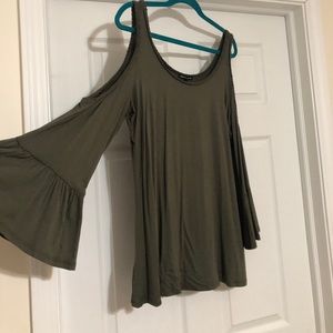 Cute cut out shoulder shirt